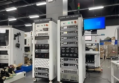 Estrategia de control de vinculación de tres niveles entre BMS, PCS y EMS